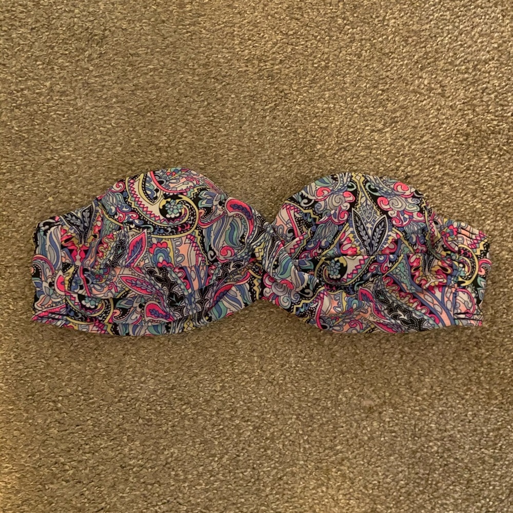Victoria’s Secret bombshell swim top